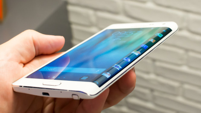 Samsung Galaxy Note Edge, smartphone màn hình cong cạnh bên tấn công vào phân khúc cao cấp trong năm nay - Ảnh: talkandroid