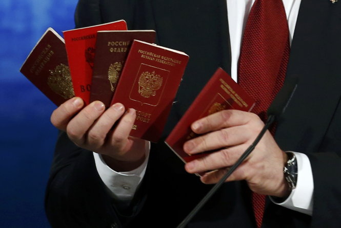 Tổng thống Ukraine Petro Poroshenko trình trước Hội nghị an ninh Munich các hộ chiếu của lính Nga thu giữ được tại Ukraine - Ảnh: Reuters