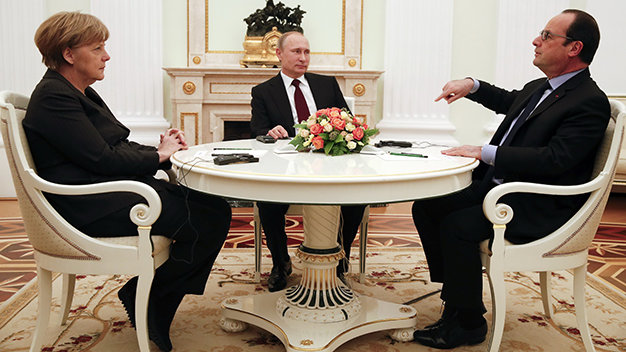 Từ trái qua: Thủ tướng Đức Angela Merkel, Tổng thống Nga Vladimir Putin và Tổng thống Pháp François Hollande trong cuộc gặp ở điện Kremlin - Ảnh: Reuters