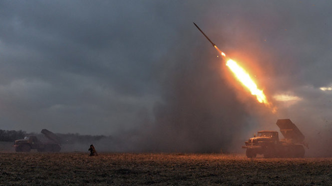 Binh sĩ Ukraine bắn tên lửa Grad về phía lực lượng ly khai thân Nga ở bên ngoài thị trấn Debaltseve - Ảnh: Reuters
