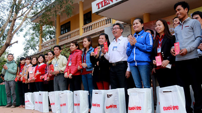 Niềm vui của các giáo viên Trường PTDT bán trú THCS Pa Nang khi được nhận quà tết - Ảnh: Ngọc Hiển