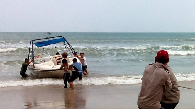 Chiếc ca nô hết xăng của hai du khách Nga được tàu đánh cá của anh Nguyễn Tấn Nguyên kéo vào bờ biển Bãi Dài chiều 9-2 - Ảnh: Ngọc Chi