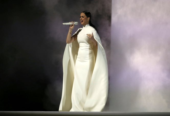 Nữ ca sĩ Katy Perry biểu diễn ca khúc “By The Grace of God” tại sân khấu Grammy lần thứ 57 - Ảnh: Reuters