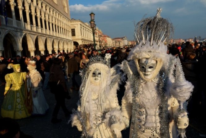 Một nam và nữ đeo mặt nạ Volto trong trong lễ hội Venice có từ thế kỷ 13 - Ảnh: BBC
