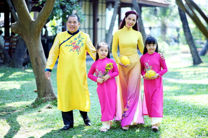 Áo dài là một trang phục truyền thống nổi tiếng của Việt Nam, đặc biệt là trong các dịp lễ hội. Một chiếc áo dài đầy màu sắc và tinh tế khiến cho người mặc trở nên rực rỡ và quyến rũ hơn bao giờ hết. Bức hình về áo dài đón Tết chắc chắn sẽ khiến cho bạn cảm thấy hứng khởi và muốn mặc một chiếc áo dài thật đẹp trong ngày Tết sắp tới.