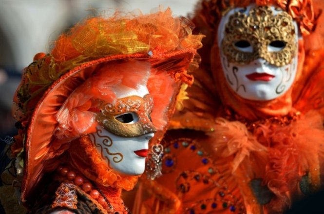 Những bộ trang phục rực rỡ trong hội hóa trang Venice 2015 - Ảnh: Guardian