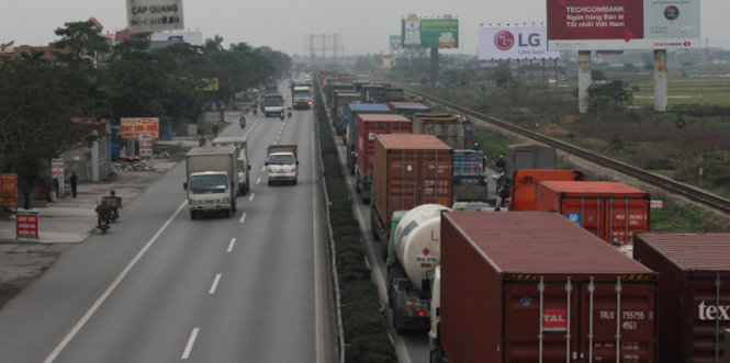 Xe container ùn tắc kéo dài trên quốc lộ 5 sau vụ tại nạn - Ảnh: Tiến Thắng