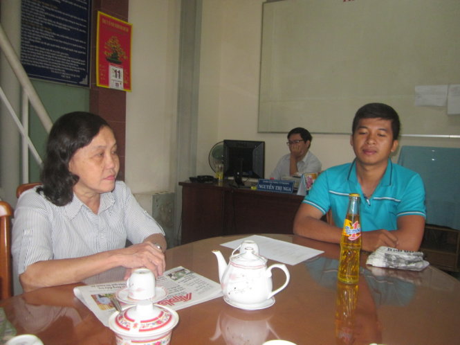Bà Nguyễn Thị Nga tiếp nhận việc khiếu nại của anh Định - Ảnh: Hoài Thương