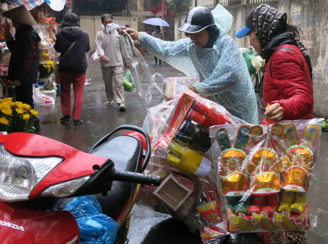 Ngoài cá chép, theo quan niệm truyền thống, hàng mã là mũ được mọi nhà mua để cúng tiễn các Táo về chầu Ngọc Hoàng.