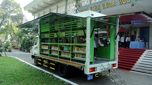 Chiếc xe thư viện số vừa đi vào hoạt động tại Thư viện Khoa học tổng hợp - Ảnh: L.Điền