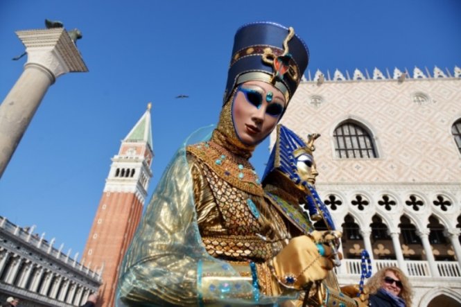 Du khách người Ai Cập hào hứng tham gia lễ hội hóa trang - Ảnh: Guardian