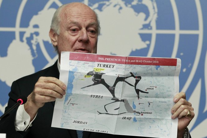 Đặc phái viên của Tổng thư ký LHQ tại Syria, ông Staffan de Mistura đang giơ tấm bản đồ chỉ rõ sự hiện diện của IS tại Iraq và Syria - Ảnh: Reuters