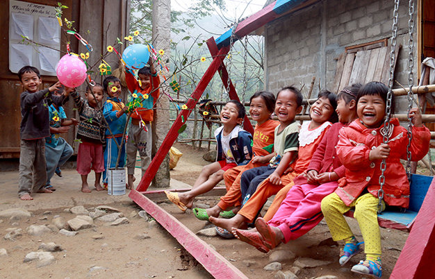 Tiếng hát của các em làm rộn ràng không khí tết ở bản Cu Pua - Ảnh: Ngọc Hiển