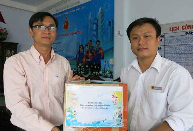 Anh Huỳnh Thái Nguyên (phải), chủ tịch Hội liên hiệp thanh niên TP Cần Thơ trao thiệp chúc xuân cho đại diện báo Tuổi Trẻ tại Cần Thơ - Ảnh: Thùy Trang