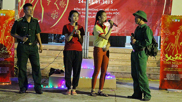 Chiến sĩ Xuân tình nguyện ĐH Ngoại thương (cơ sở 2, TP.HCM) giao lưu văn nghệ với chiến sĩ bộ đội đồn biên phòng 492 (Bà Rịa - Vũng Tàu) - Ảnh: Thế Hùng