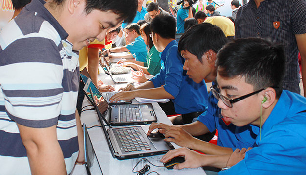 Bạn trẻ làm thiệp điện tử ủng hộ quỹ “Chung sức bảo vệ chủ quyền biển Đông” của báo Tuổi Trẻ tại sự kiện do Hội LHTN TP.HCM tổ chức - Ảnh: Q.L.