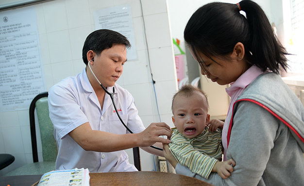 Bác sĩ Bệnh viện Nhi Đồng 1, TP.HCM khám cho một bệnh nhi - Ảnh: Hữu Khoa