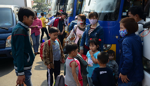 Hành khách chờ lên xe tại bến xe Miền Đông - Ảnh: Quang Định