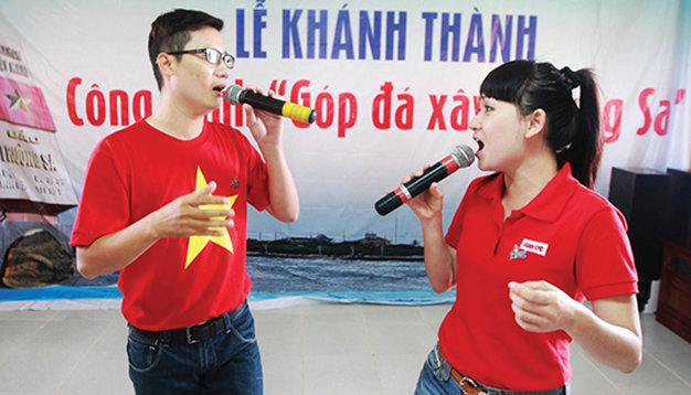 Hoài Phương và Hoàng Bách hát tặng chiến sĩ Trường Sa - Ảnh: Nguyễn Khánh