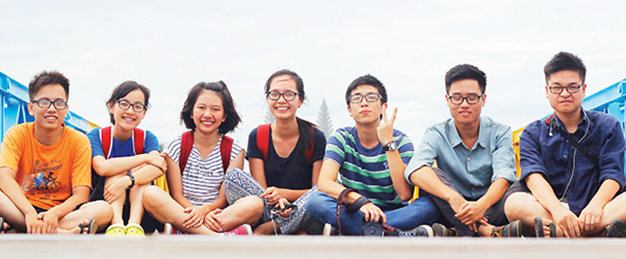 Trần Ngọc Phương Minh (giữa) và sáu bạn trẻ “đi qua chiến tranh” - Ảnh: Nguyễn Khánh