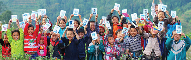  Các em học sinh ở thôn Hợp Nhất, xã Túng Sán, Hoàng Su Phì, Hà Giang nhận ảnh. Đây là một trong những xã khó khăn bậc nhất huyện Hoàng Su Phì, nằm dưới chân núi Tây Côn Lĩnh cao vời vợi. Các em trong thôn là người dân tộc Clao, Tày, Dao