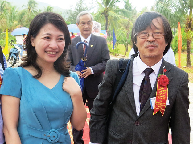 Giáo sư Phạm Quang Hưng (phải), thạc sĩ Nguyễn Cẩm Ngọc dự Gặp gỡ Việt Nam 2013 tại Quy Nhơn