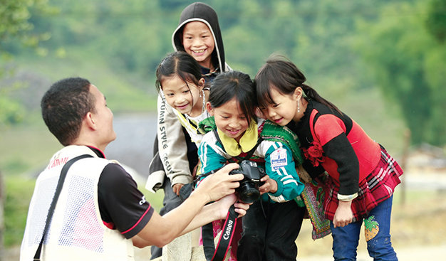 “Các trẻ em người Dao ở xã Làng Mô, Sìn Hồ, Lai Châu xúm xít lại xem ảnh. Ban đầu các em rất ngại nhưng sau khi cho xem ảnh trên LCD máy ảnh, các em đã rất thích thú và tạo dáng cho tôi chụp ảnh” - Hùng chia sẻ - Ảnh: Nguyễn Luyện