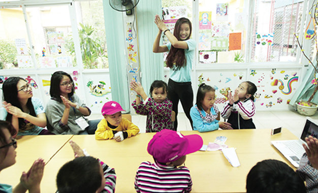 Một giờ học của nhóm thiện nguyện “Chạm” với các bệnh nhi tại Viện Nhi trung ương - Ảnh: Nguyễn Khánh