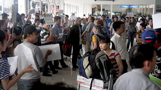 Gần 15g ngày 20-11, khu vực nhà ga quốc nội sân bay Tân Sơn Nhất vẫn còn đông thân nhân và nhân viên dịch vụ du lịch chờ đón những hành khách bị trễ giờ đáp máy bay - Ảnh: Quang Khải