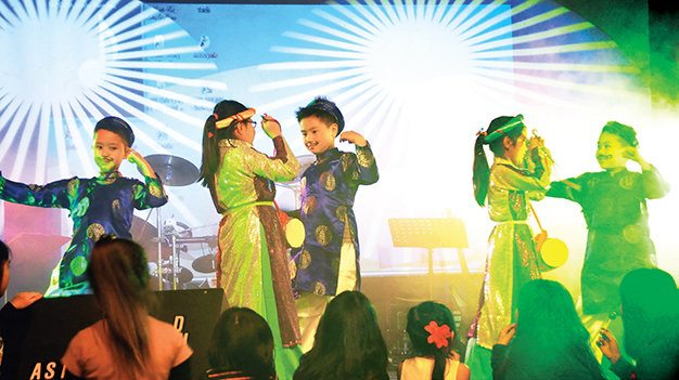 Trẻ em múa hát truyền thống chào đón Tết Việt tổ chức tại Hà Lan - Ảnh: H.T.D.