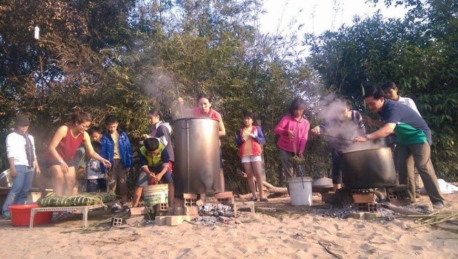 Vớt bánh tại trang trại Long An - Ảnh: TRƯỜNG HẢI
