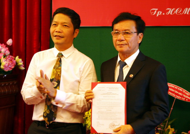 Thứ trưởng Trần Tuấn Anh trao quyết định bổ nhiệm hiệu trưởng cho ông Nguyễn Thiên Tuế (phải). Ảnh Trần Huỳnh