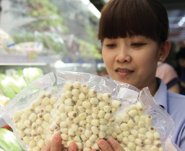 Khách hàng chọn mua hạt sen tươi đóng gói ở siêu thị tại Cao Lãnh - Ảnh: V.Tr.