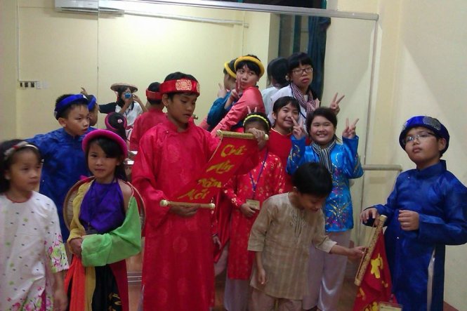 Biểu diễn thời trang dân tộc Kinh, trong đêm trại gói bánh chưng, tại trường THPT Ngôi Sao (Bình Tân) - Ảnh: HƯƠNG LAN