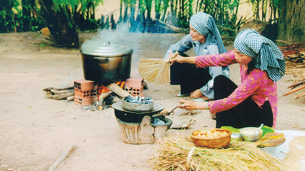 Bà con nấu bánh tét ngày Tết ở Vĩnh Thạnh - Ảnh: P.T.Nghĩa