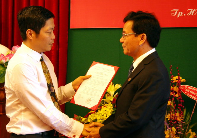 Thứ trưởng Trần Tuấn Anh trao quyết định bổ nhiệm hiệu trưởng cho ông Nguyễn Thiên Tuế (phải). Ảnh Trần Huỳnh