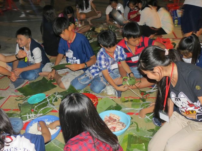 Sau khi học từ ba mẹ, các con quay quần gói, tại Bình Tân - Ảnh: XUÂN HƯƠNG