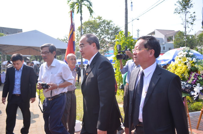 Ông Nguyễn Thiện Nhân-Chủ tịch Ủy ban Mặt trận Tổ quốc Việt Nam vào viếng ông Bá Thanh - Ảnh: Tấn Lực