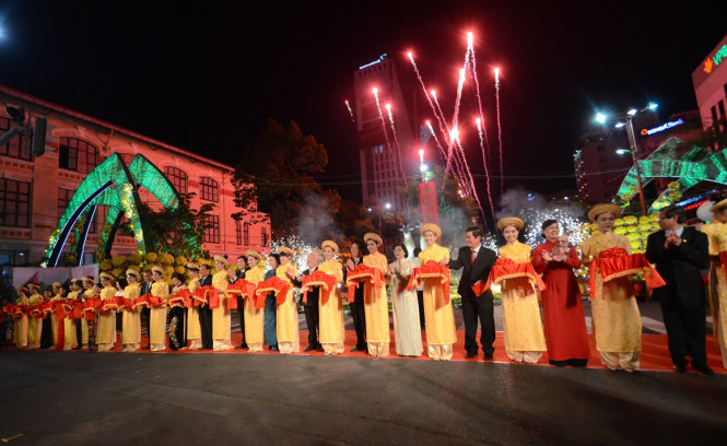 	Chủ tịch nước Trương Tấn Sang cùng các lãnh đạo TP.HCM cắt băng khai mạc đường hoa Hàm Nghi, Q.1 - Ảnh: Thanh Tùng