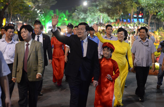 Chủ tịch nước Trương Tấn Sang cùng các lãnh đạo TP.HCM tham quan đường hoa Hàm Nghi trong đêm khai mạc- Ảnh: Thanh Tùng