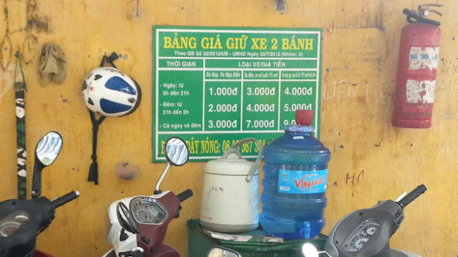 Giá vé giữ xe niêm yết chỉ bằng 1/5 so với giá thu thực tế - Ảnh : Đại Việt