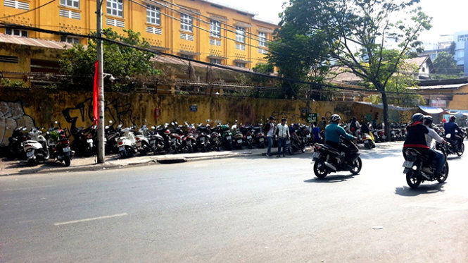 Các bãi giữ xe chợ hoa xuân công viên 23 tháng 9 trên đường Phạm Ngũ Lão, Q.1 lấy giá “cắt cổ” - Ảnh : Đại Việt