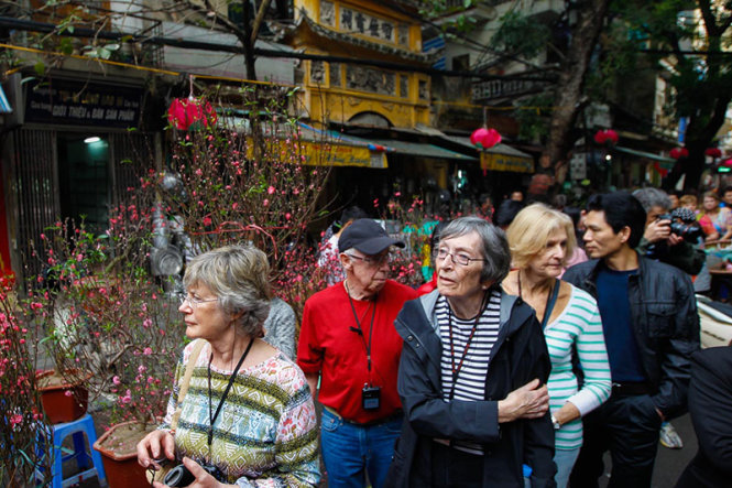 4Một nhóm khách du lịch nước ngoài dạo chơi trên Phố Hàng Lược trong những ngày Tết - Ảnh: Nguyễn Khánh