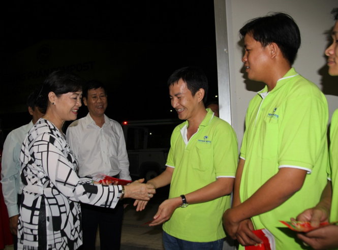 Bà Nguyễn Thị Quyết Tâm thăm hỏi công nhân Khu liên hợp xử lý rác Đa Phước - Ảnh: Yến Trinh