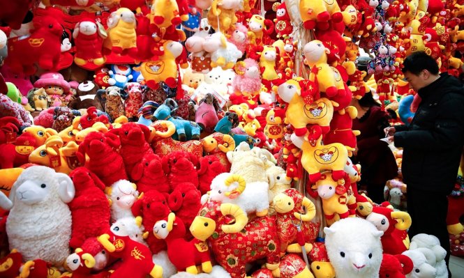 Người dân Trung Quốc chọn mua đồ trang trí năm mới  - Ảnh: Lintao Zhang
