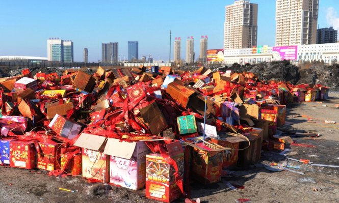 Một số pháo hoa bị cảnh sát thành phố Shenyang tỉnh Liêu Ninh tịch thu thiêu hủy - Ảnh: Imaginechina