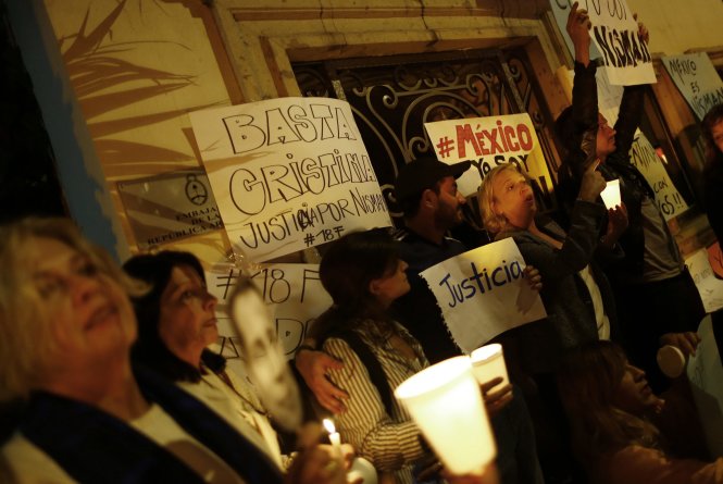 Người dân biểu tình tưởng nhớ công tố viên quá cố người Argentina Alberto Nisman - Ảnh: Reuters