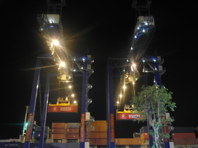 Sau lệnh phát làm hàng đầu tiên, 2 container đã được nâng lên tại cảng Cát Lái, Q.2