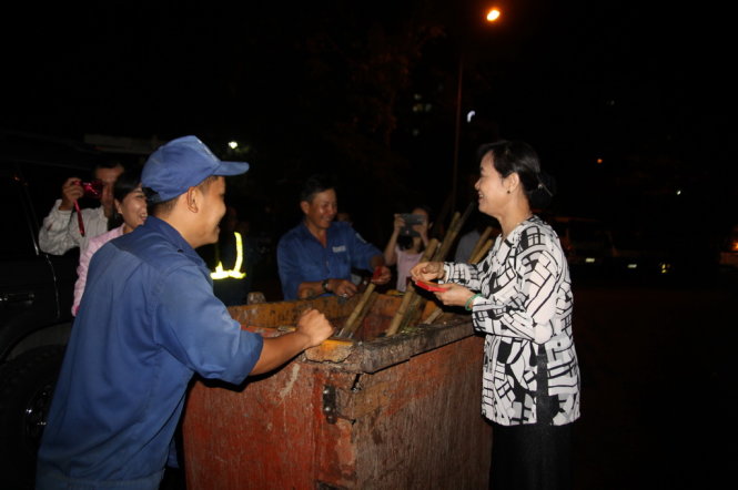 Công nhân Trạm trung chuyển rác Tống Văn Trân nhận lì xì của lãnh đạo thành phố - Ảnh: Yến Trinh