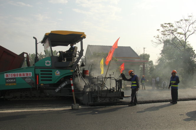 Thi công quốc lộ 1A mở rộng ngay từ mồng 3 tết để đảm bảo an toàn giao thông trên tuyến đường huyết mạch - Ảnh:TRƯỜNG TRUNG.